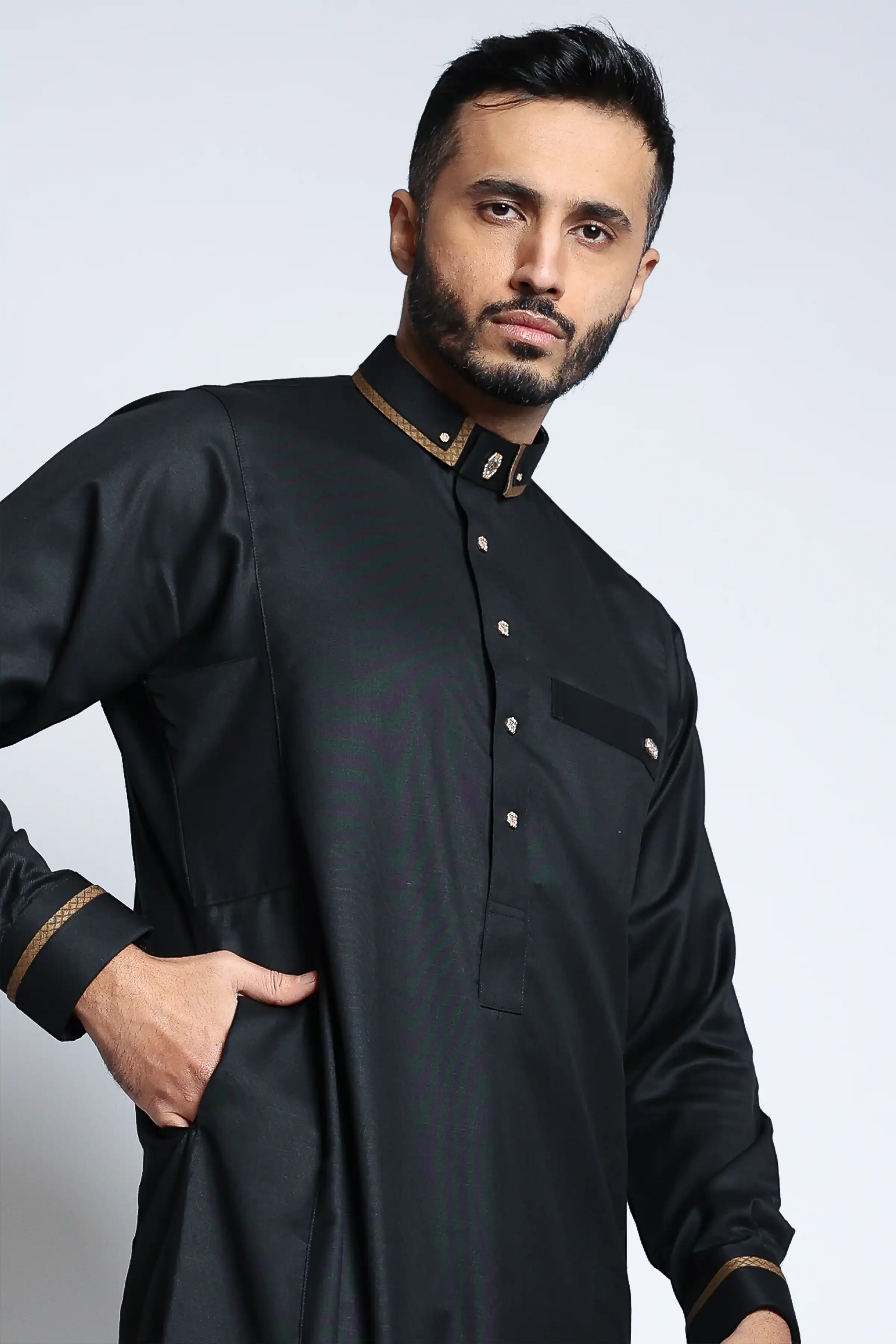 J137 Black/Gold Shirt Collar Thobe - Image 3