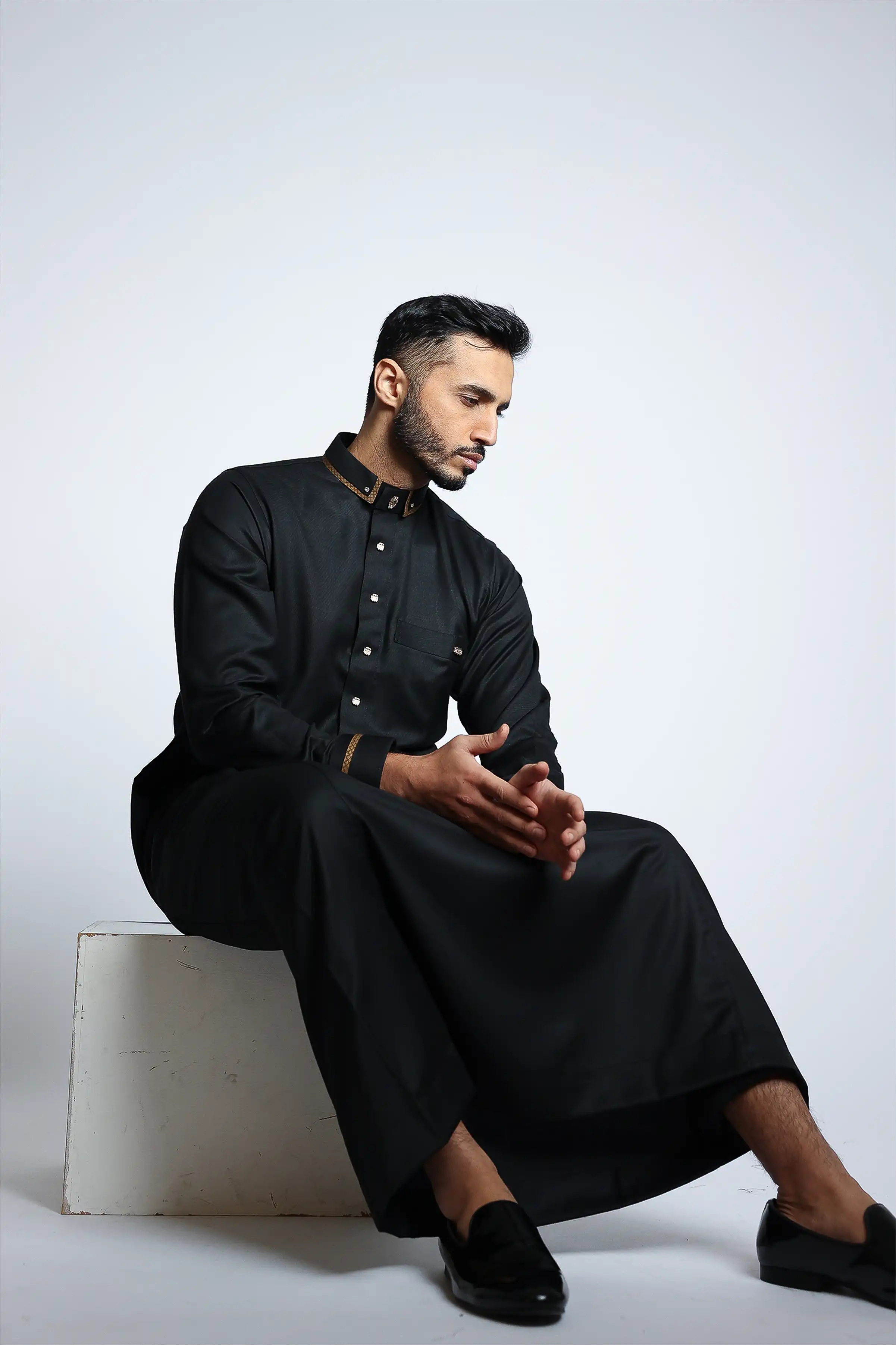 J137 Black/Gold Shirt Collar Thobe - Image 4