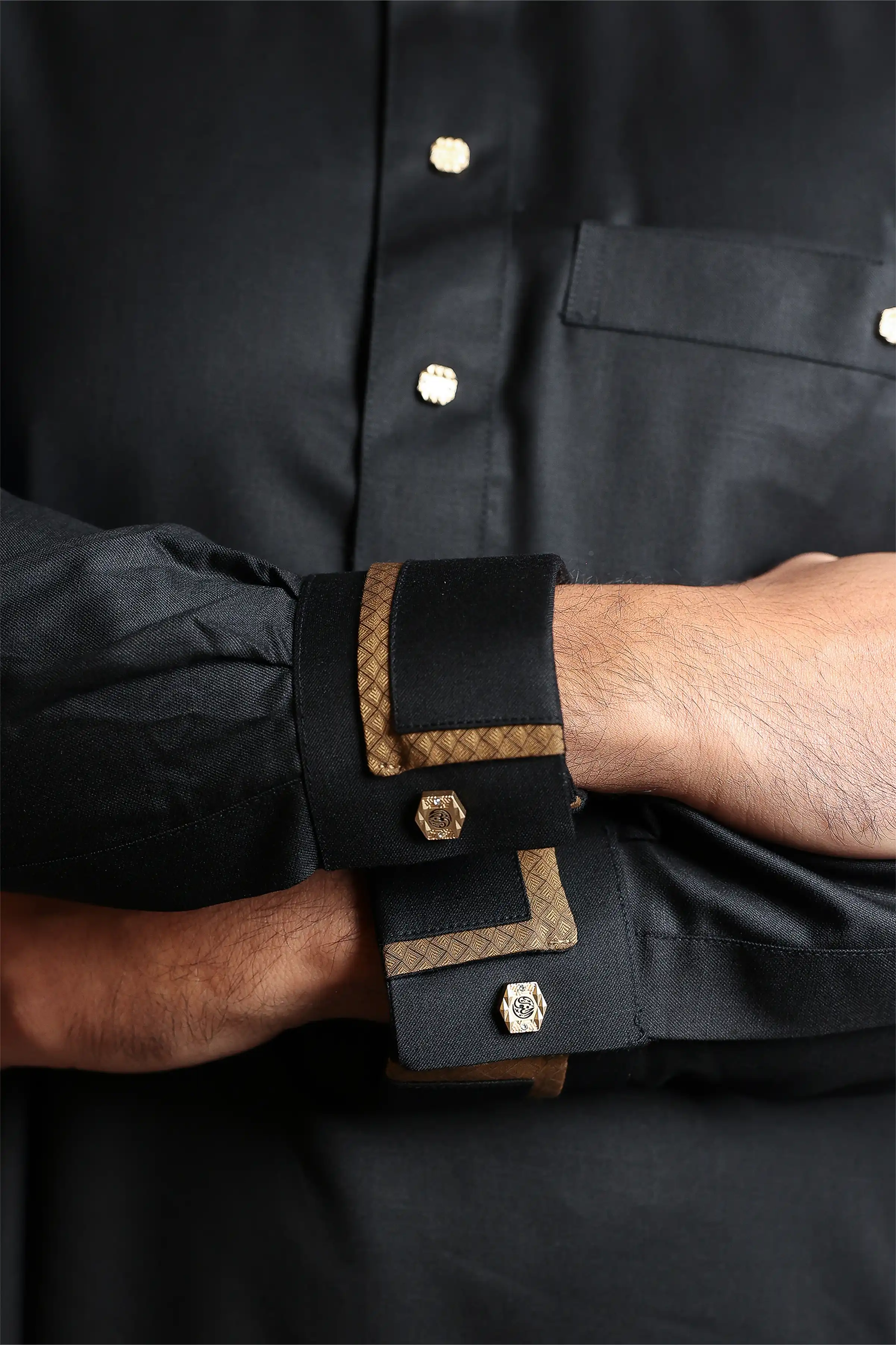 J137 Black/Gold Shirt Collar Thobe - Image 5