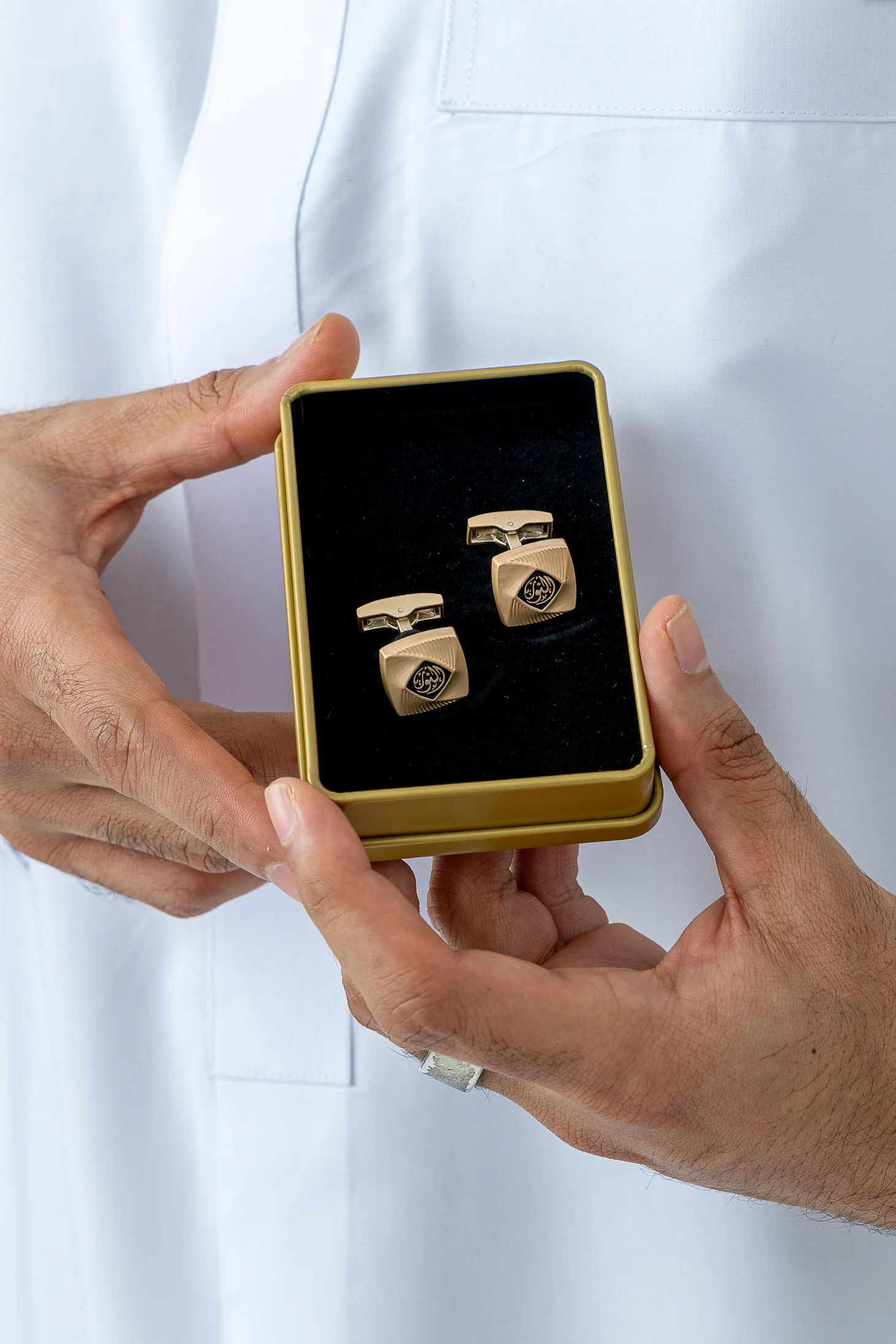 Off White Qatari Cuff Link Thobe - Image 17